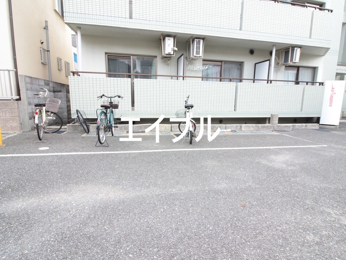 物件外観写真3　(駐輪場)