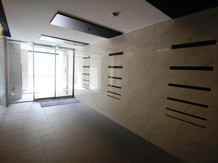 物件外観写真6　(エントランス部分)