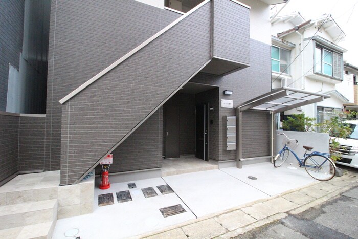 物件外観写真3　(エントランス部分)