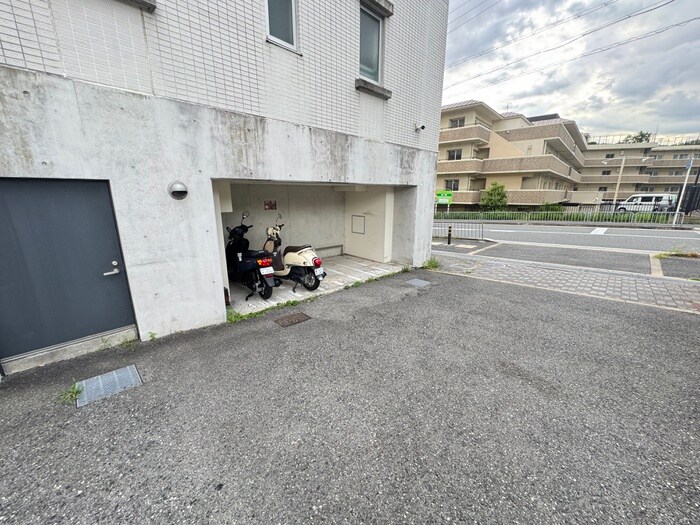 物件外観写真4　(バイク置き場)