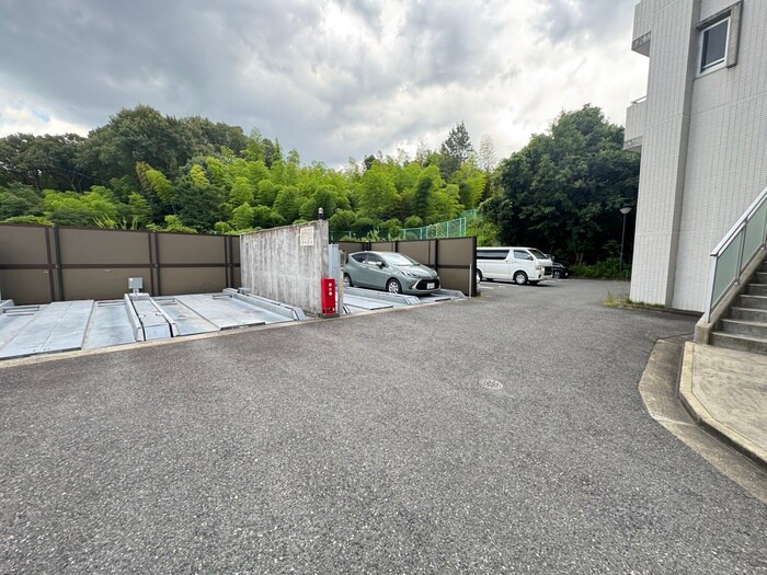 物件外観写真5　(駐車場)