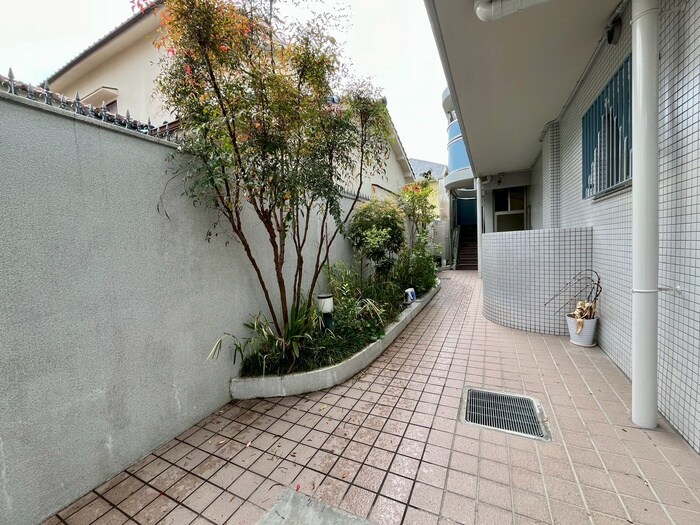 物件外観写真6　(エントランス部分)