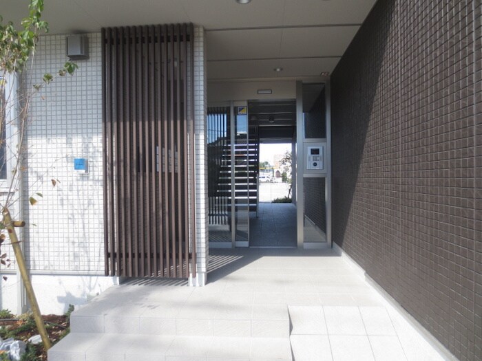 物件外観写真3　(エントランス部分)