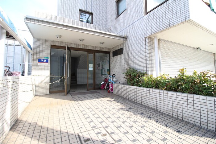 物件外観写真2　(エントランス部分)