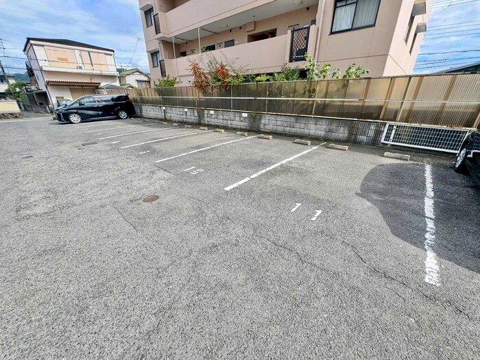 物件外観写真3　(駐車場)