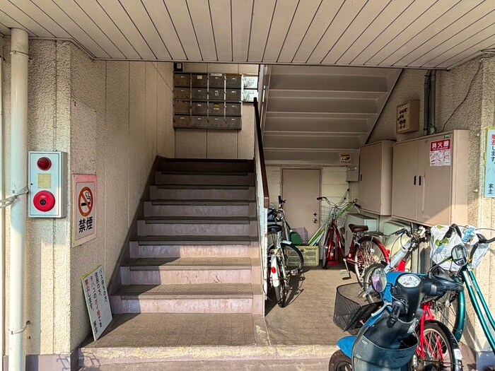 物件外観写真4　(エントランス部分)