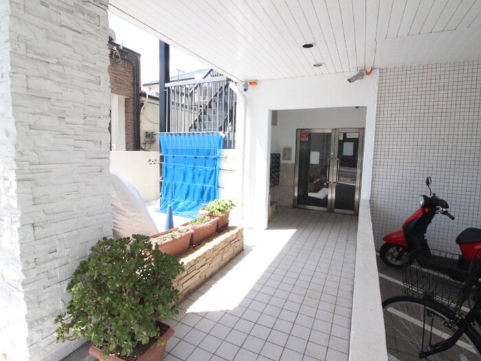 物件外観写真4　(エントランス部分)