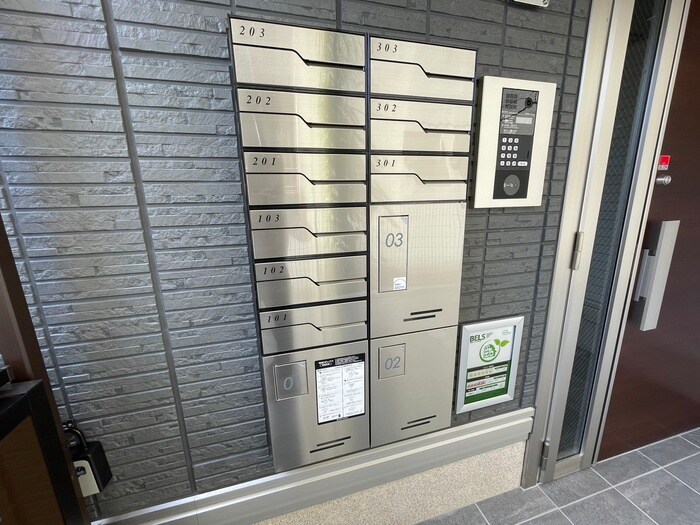 物件外観写真5　(エントランス部分)