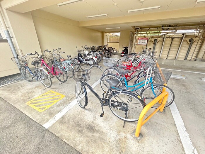 物件外観写真3　(駐輪場)