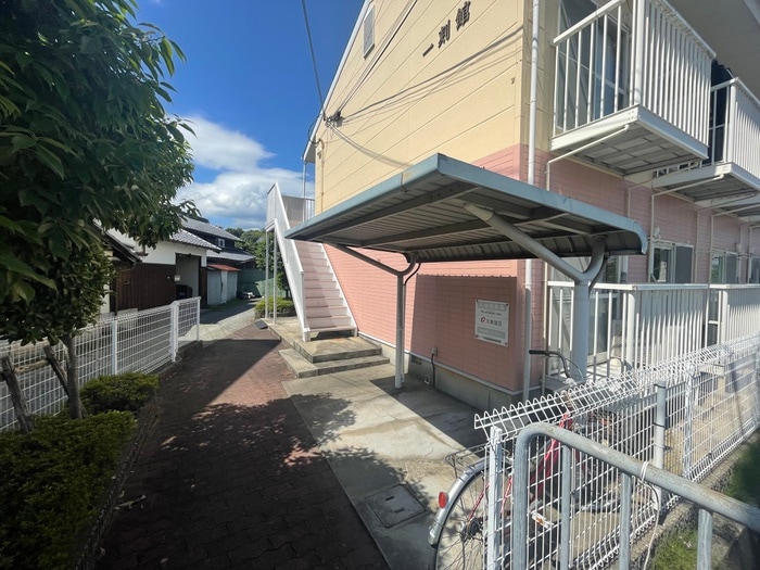 物件外観写真3　(エントランス部分)