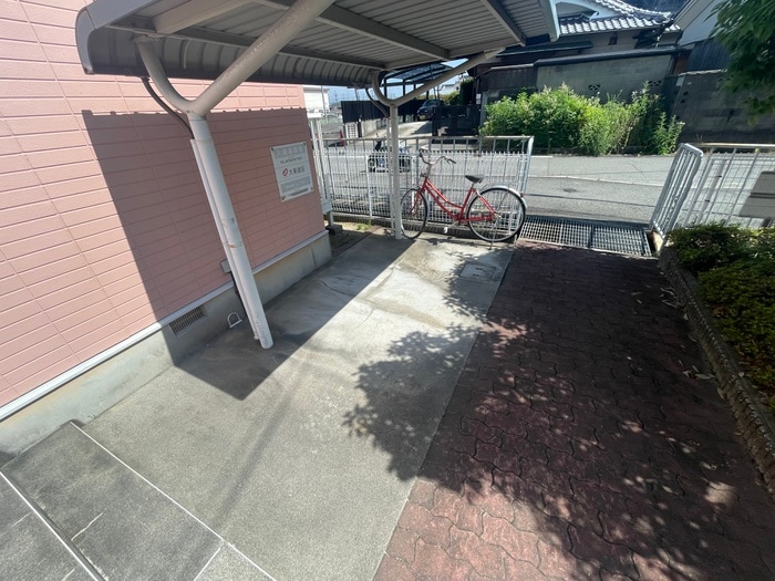 物件外観写真4　(駐輪場)