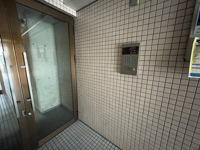 物件外観写真6　(エントランス部分)