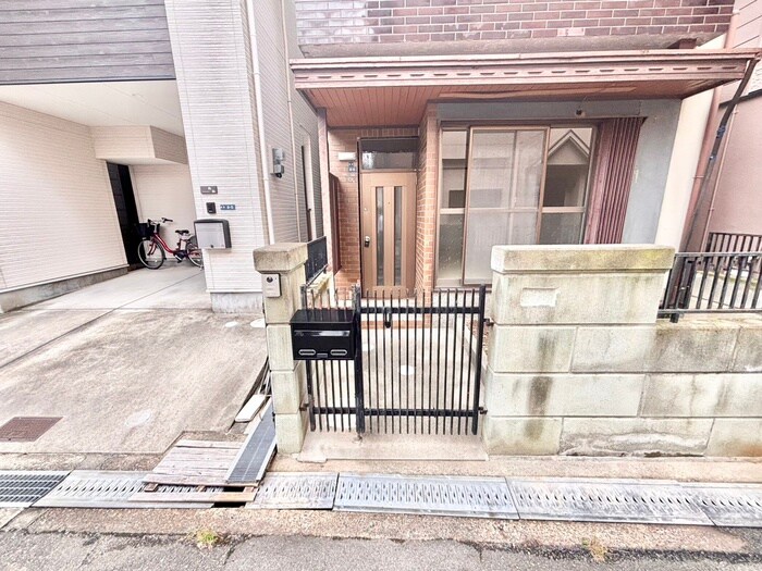 物件外観写真3　(エントランス部分)