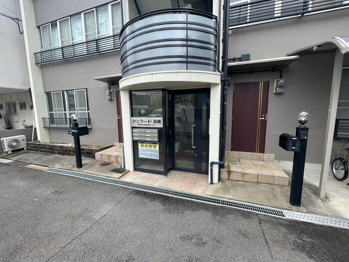 物件外観写真4　(エントランス部分)