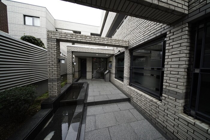 物件外観写真5　(エントランス部分)