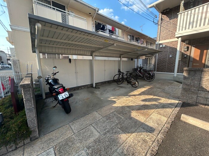 物件外観写真4　(駐輪場)