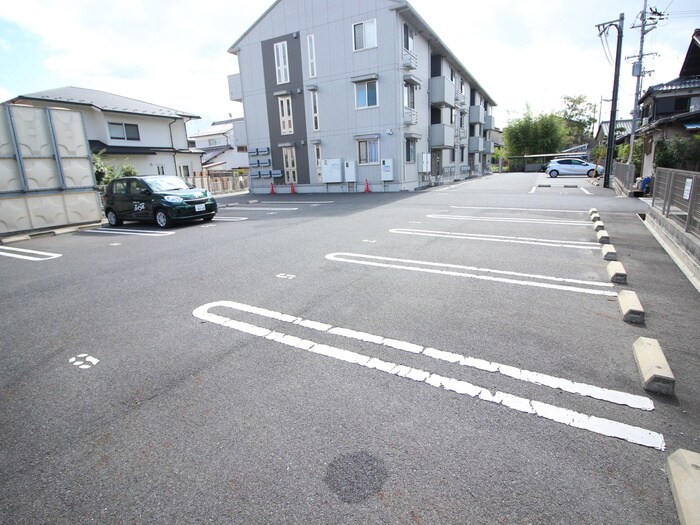 物件外観写真3　(駐車場)