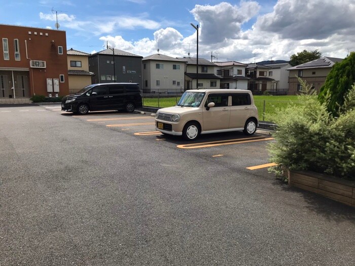 物件外観写真2　(駐車場)