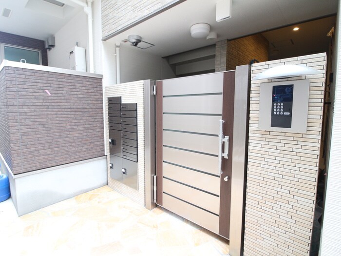 物件外観写真3　(エントランス部分)