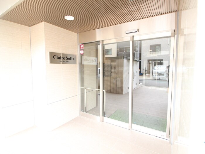 物件外観写真2　(エントランス部分)