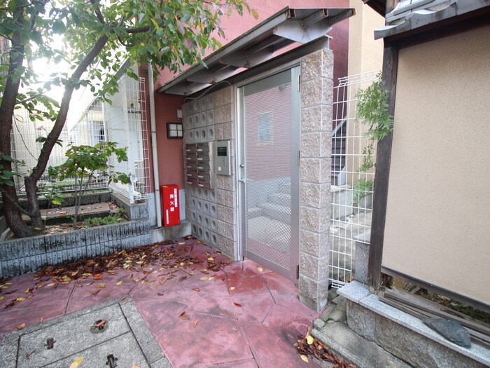 物件外観写真2　(エントランス部分)