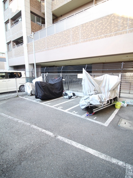 物件外観写真4　(バイク置き場)