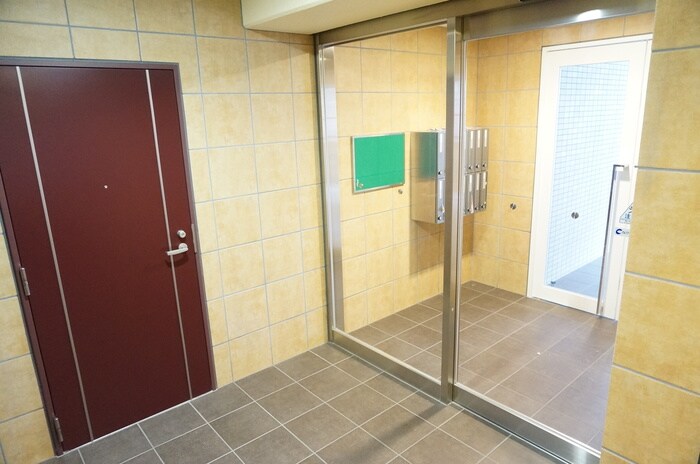 物件外観写真4　(エントランス部分)