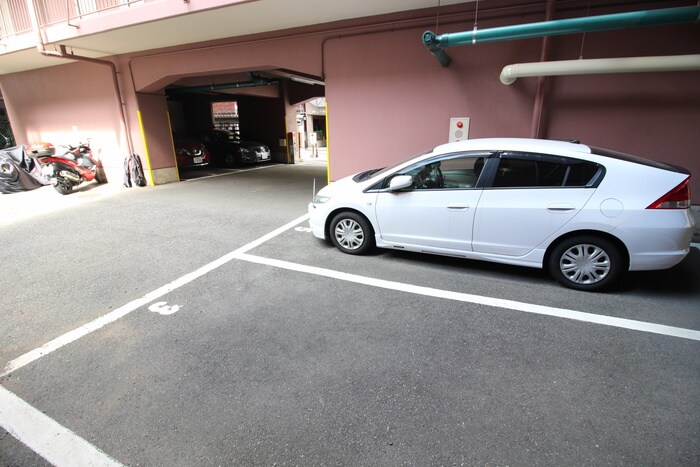 物件外観写真4　(駐車場)