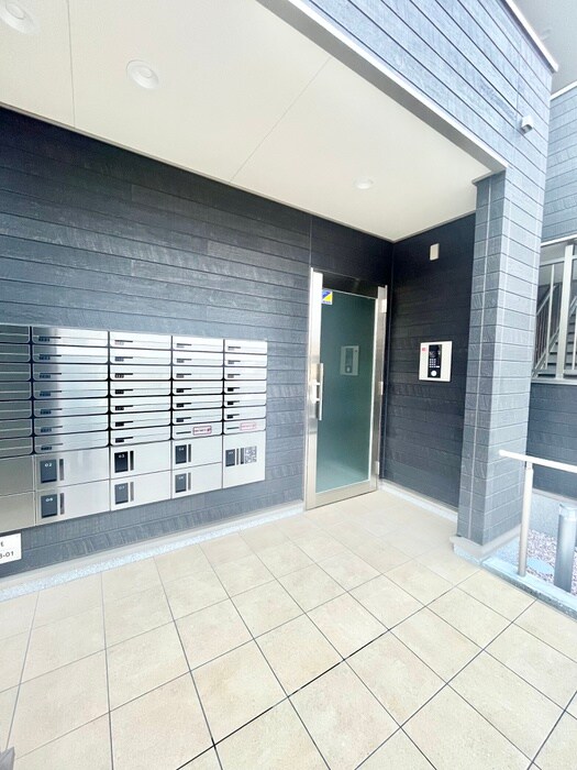 物件外観写真3　(エントランス部分)