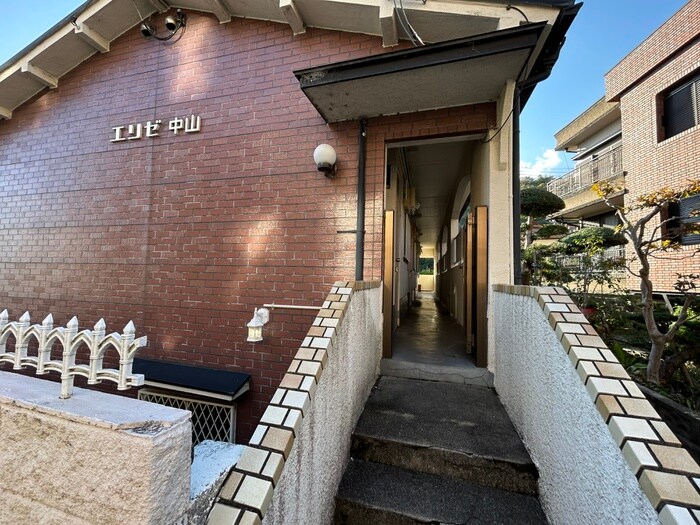 物件外観写真2　(エントランス部分)