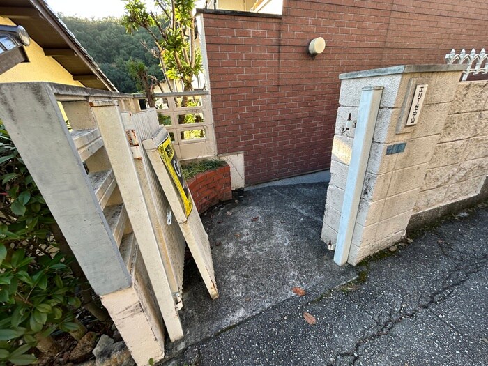 物件外観写真4　(エントランス部分)