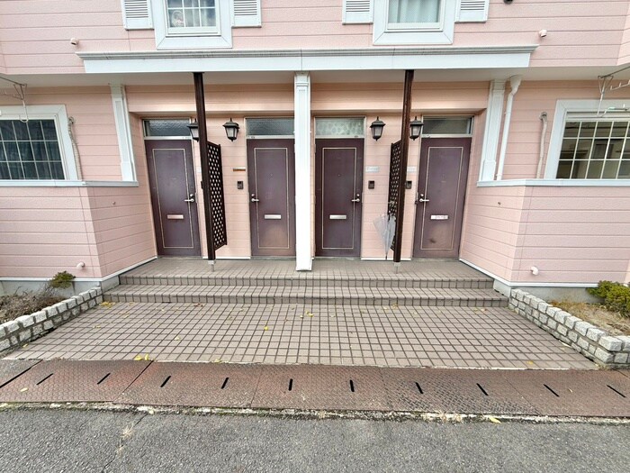 物件外観写真3　(エントランス部分)