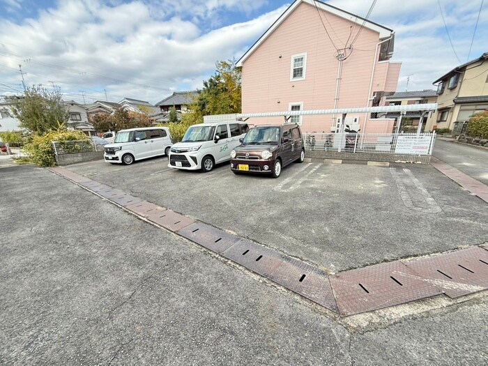 物件外観写真4　(駐車場)