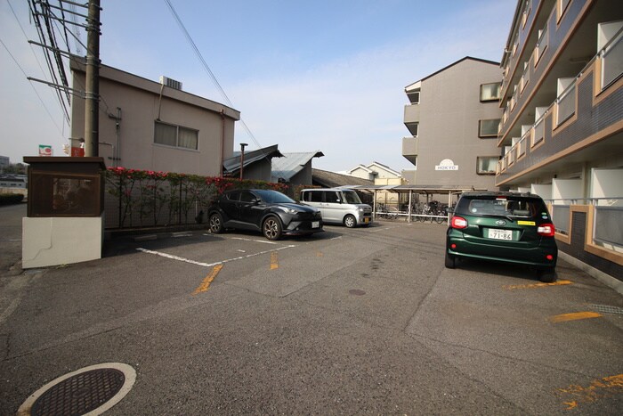物件外観写真4　(駐車場)