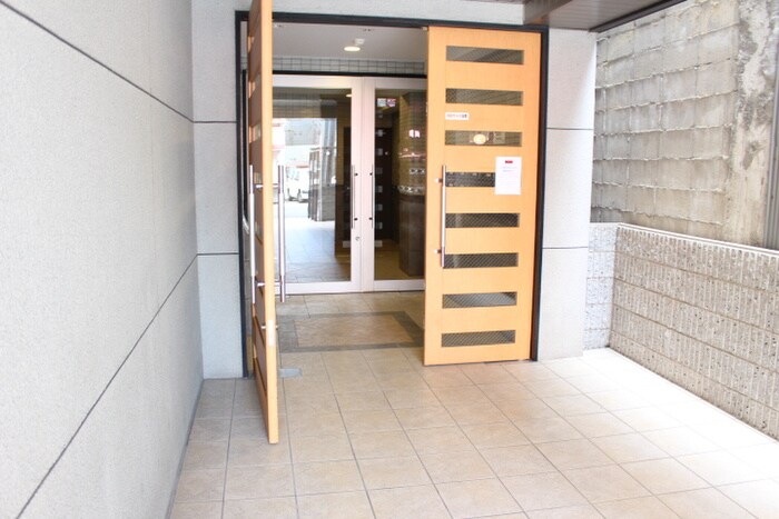 物件外観写真2　(エントランス部分)