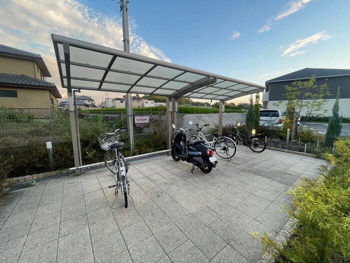 物件外観写真4　(駐輪場)