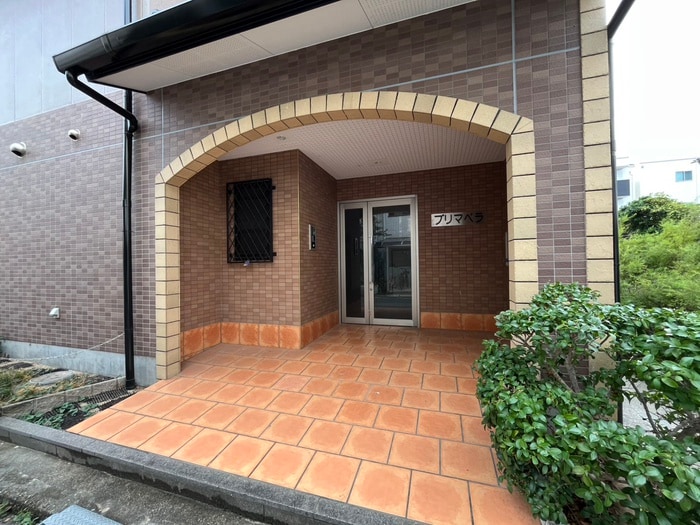 物件外観写真2　(エントランス部分)