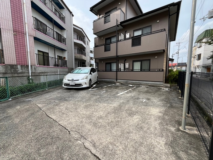 物件外観写真3　(駐車場)