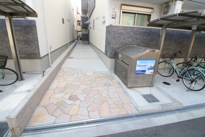 物件外観写真2　(エントランス部分)