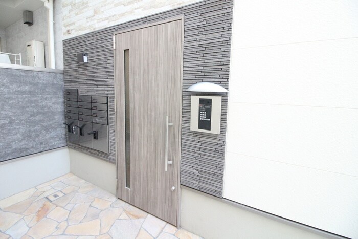 物件外観写真3　(エントランス部分)