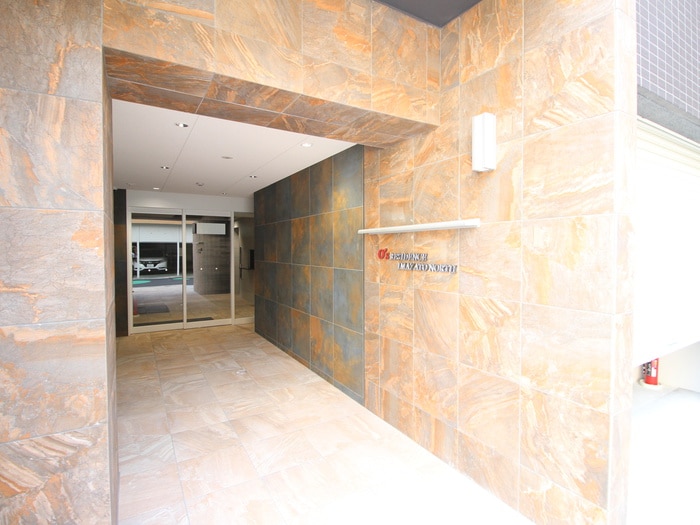 物件外観写真2　(エントランス部分)