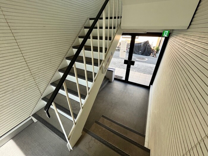 物件外観写真6　(エントランス部分)