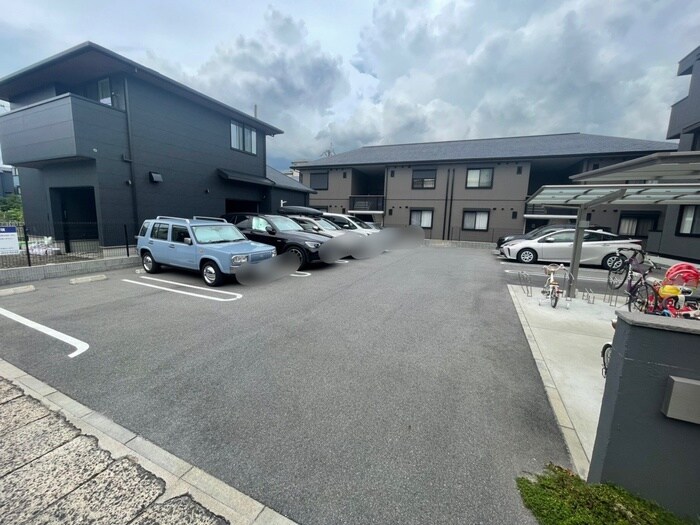 物件外観写真4　(駐車場)
