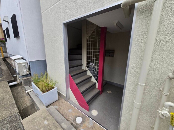 物件外観写真4　(エントランス部分)