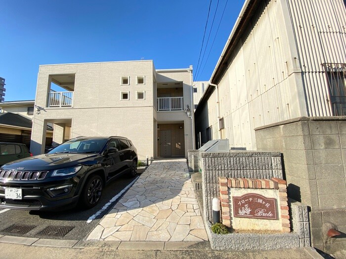 物件外観写真3　(エントランス部分)