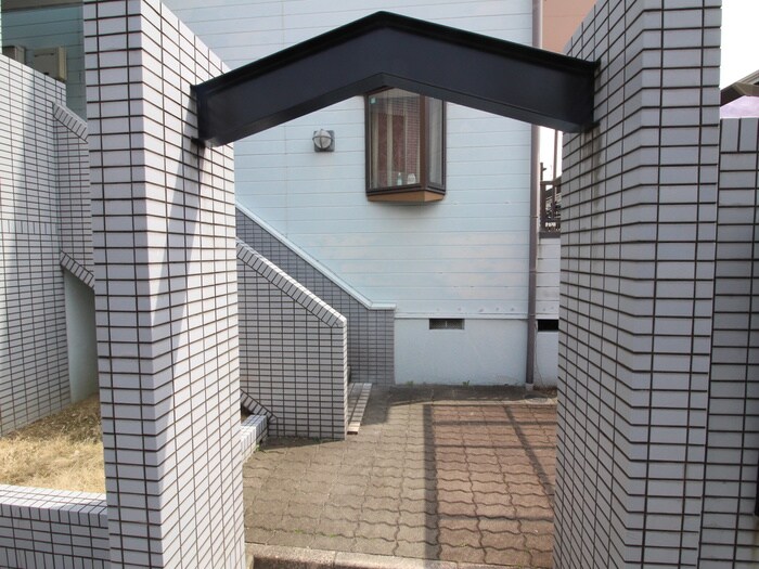 物件外観写真2　(エントランス部分)
