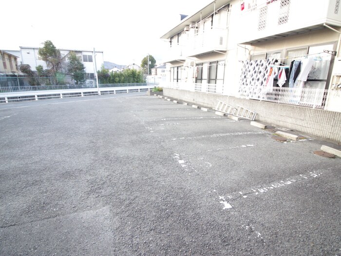 物件外観写真2　(駐車場)