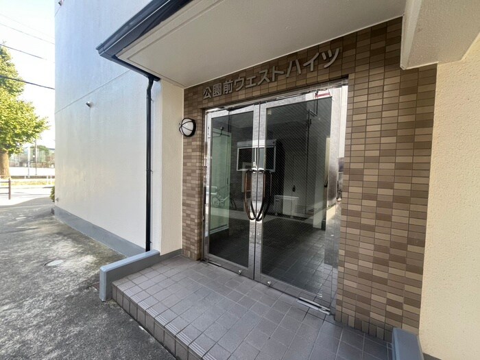 物件外観写真3　(エントランス部分)