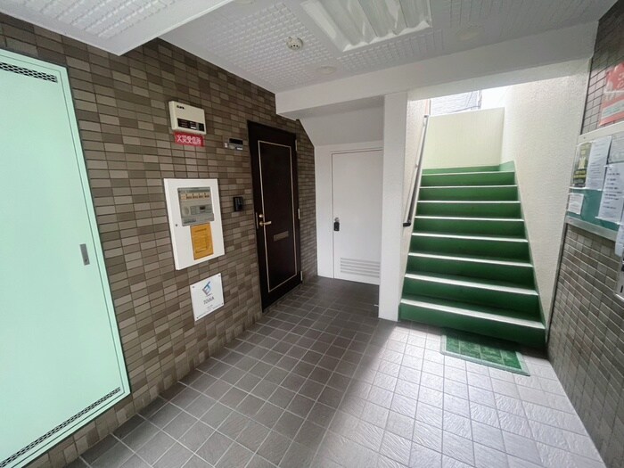 物件外観写真4　(エントランス部分)