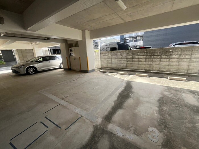 物件外観写真5　(駐車場)